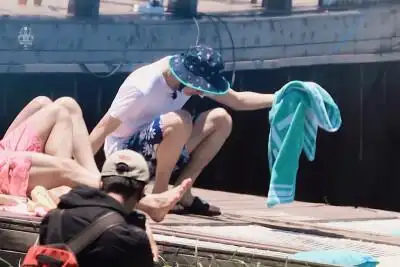 王一博夏日冲浪店# 涂完防晒 开始享受日光浴吧 @uniq-王一博 cr