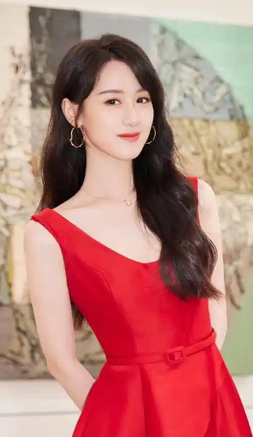 灵感光线随形,尽显浪漫意韵,袁冰妍美貌在线,气质非凡_故事_阳光和