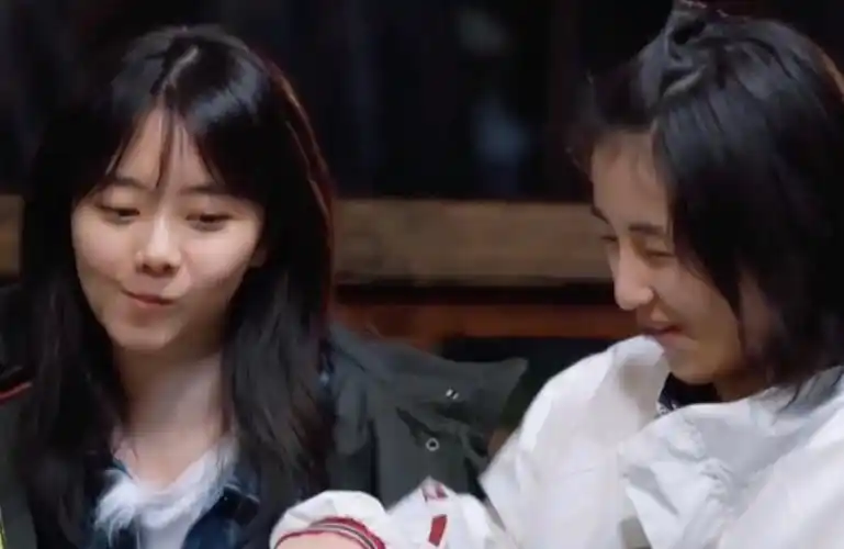 谭松韵的少女感有多绝?卸妆后与相差12岁的张子枫同框似同龄人