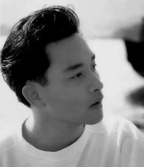 多少长大后神情倨傲的韩星,从那时起成为张国荣的迷弟迷妹,并拼命