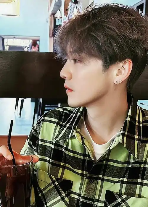 鹿晗银灰发侧颜照