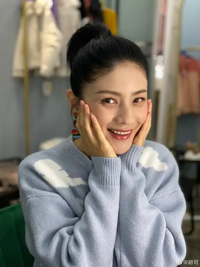 胡可扎马尾辫清爽大方对镜捧脸甜笑少女感爆棚