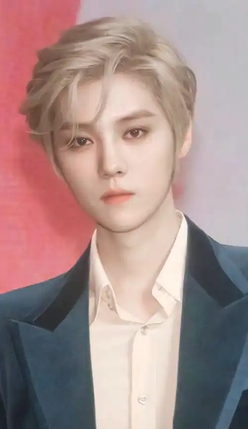 鹿晗新发色随拍