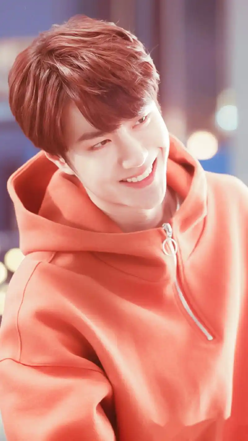 快来看这组的王一博卫衣穿搭,加上耶啵可爱的小表情,调皮鬼石锤了.