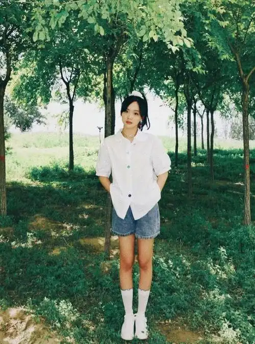 吕小雨终于穿短裤了,露腿后堪比"法国法棍"?小孩子都没法相比