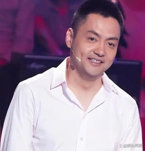 大学三年级的朱宏嘉,凭借葛优电影《上一当》出道,小小年纪就积累了