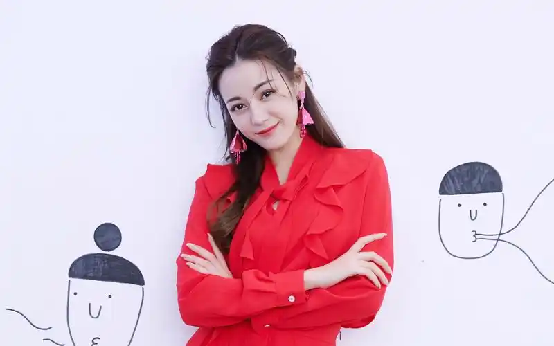 迪丽热巴红裙写真桌面壁纸