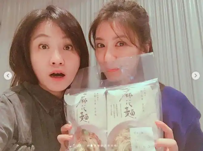 林心如贾静雯罕见同框,两人相拥超亲密,更称对方为好姐妹