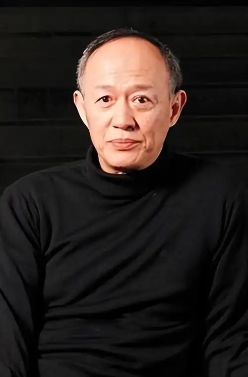 作为一位演员,他在七十岁高龄才真正崭露头角,用自己的故事告诉人们