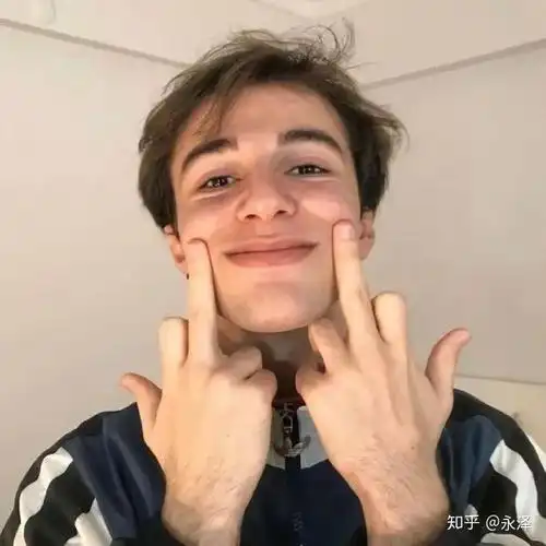 有没有笑的男头像不是快乐的类似苦笑啊邪笑啊或者是嘲笑之类的