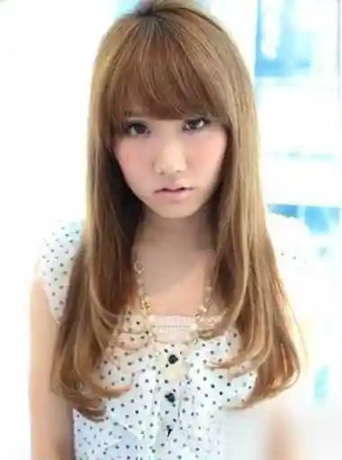 离子烫长发发型图片柔顺的长发勾勒出女生温柔的气质,发尾的卷发增添