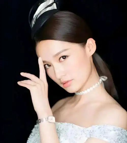 李沁以曼妙身材与自信演绎,展现优雅魅力