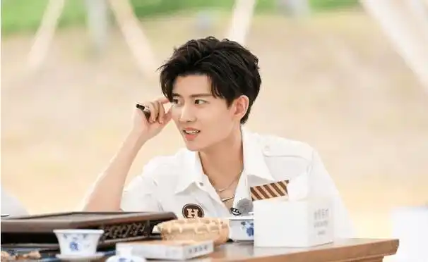 任嘉伦综艺再现黑白睡衣,不做造型却少年感十足,素颜状态像18岁_节目