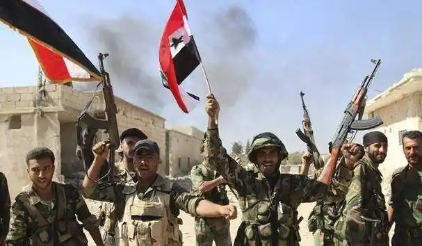 叙利亚战场上的"和谐"一幕,双方默契停火,外卖小哥穿越火线