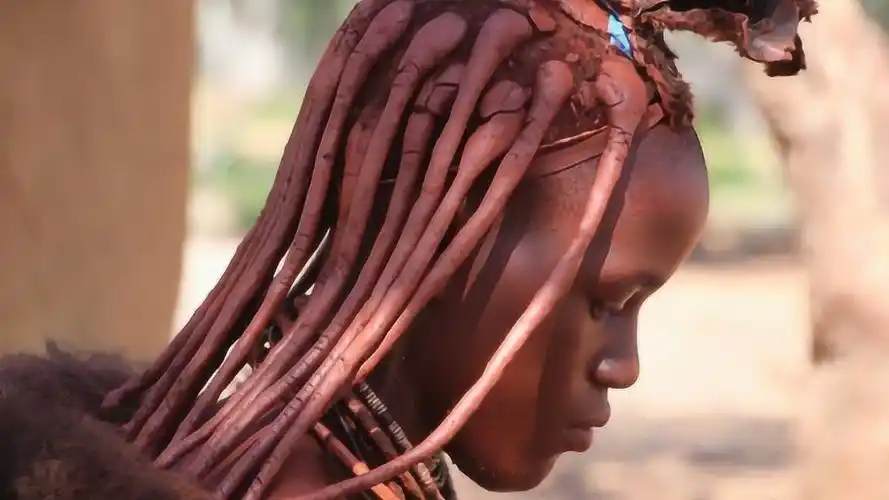 全球最脏的女人一辈子不穿衣服不洗澡全身涂满了泥巴