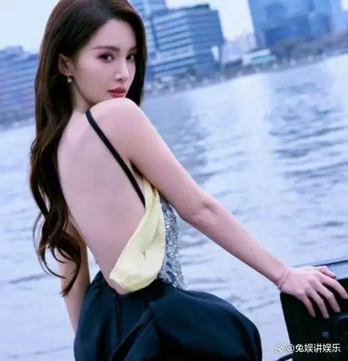 但金晨的减肥已经达到了极端的地步,瘦得只剩下骨头和胸部,从侧面看极