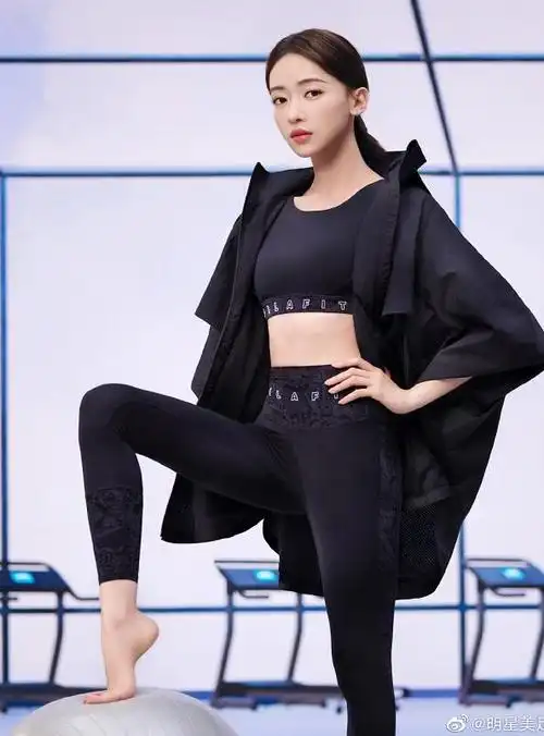 吴谨言做瑜伽,却被脚趾吸引,随便一压就是个s,比面条还软?