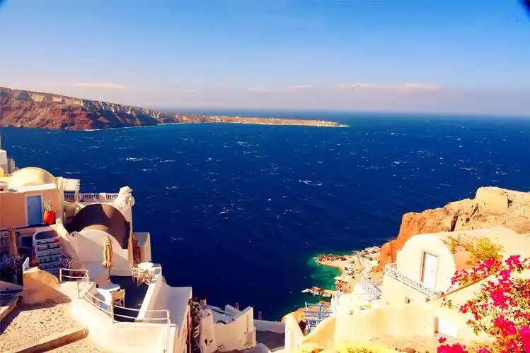 圣托里尼岛景点,搭建在峭壁之上的白墙蓝顶建筑配以爱琴海静旎蔚蓝的