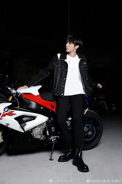 刘耀文晒最新自拍配文不热身材比例好优越