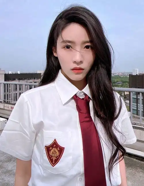 孙芮校服造型写真少女感十足在天台上玩耍可爱又撩人