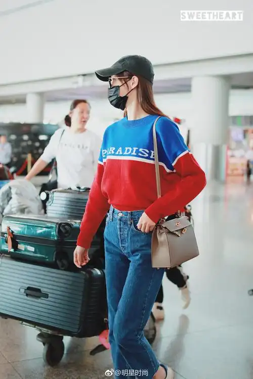 10月3日唐嫣现身北京机场她身着拼接色上衣搭配牛仔裤