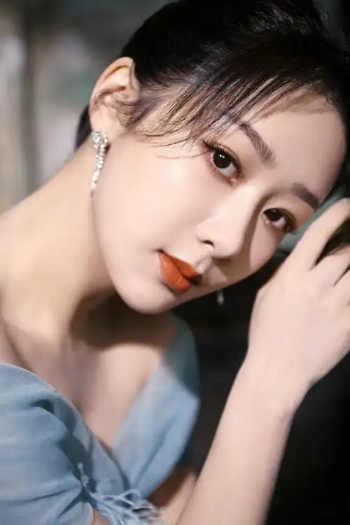 杨紫碧蓝抹胸纱裙造型