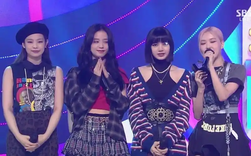 blackpink lovesick girls颁奖现场 jennie太可爱了吧 还给大家比心