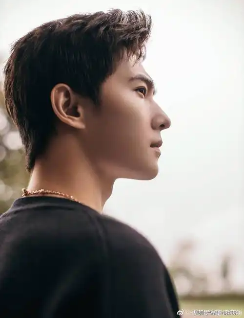 杨洋戴上眼镜疯狂放电!五官精致棱角分明,七夕男友造型太上头