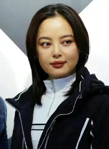 辛芷蕾生图真"喜庆",穿运动外套配高领内搭,脸又大又圆似福娃_手机