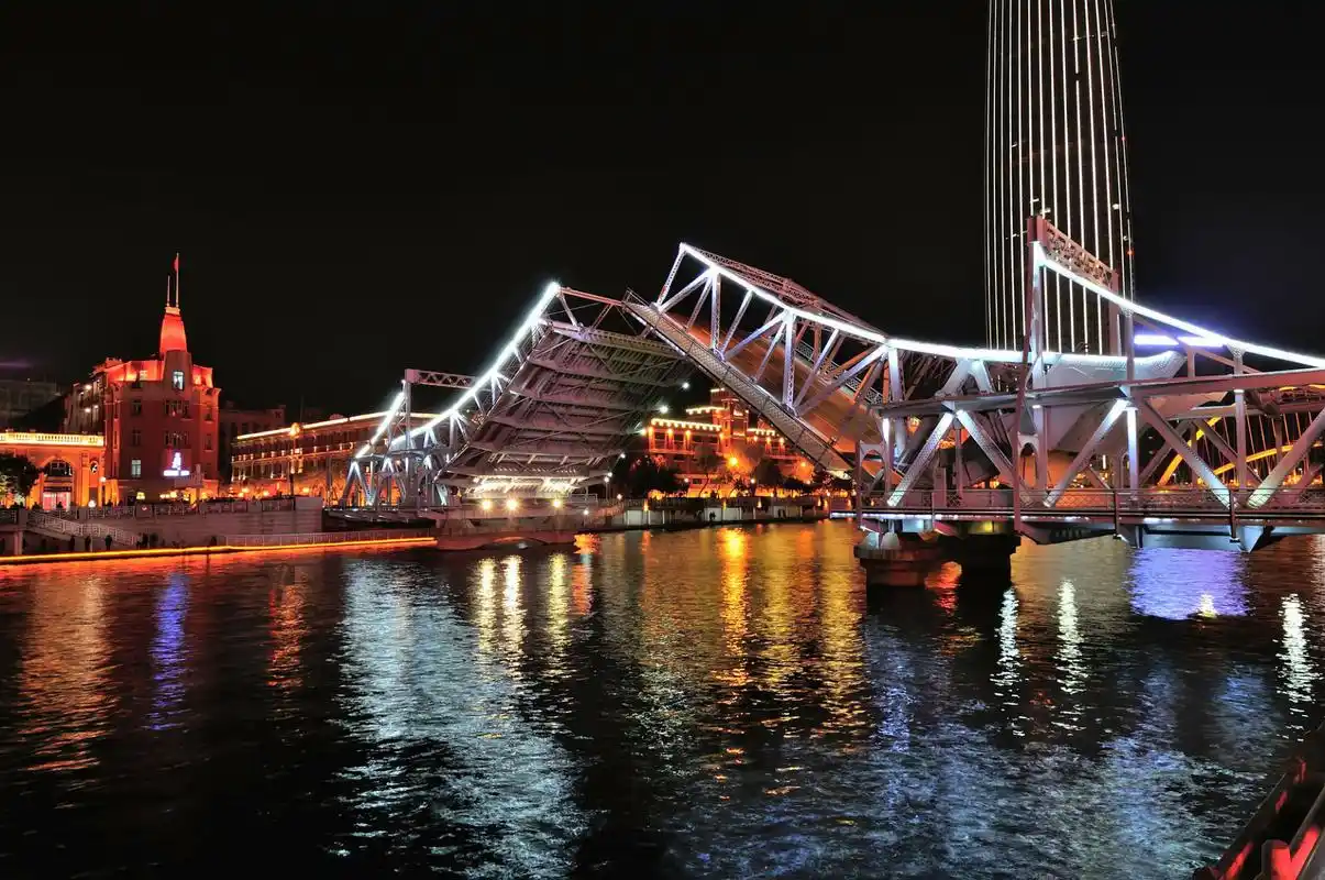 海河夜景 天津海河风景线,宛如一幅长长的风景画卷.