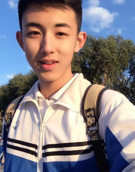 郭俊辰《少年派》热拍中 校服男神重现校园