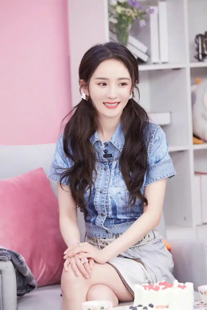 可爱甜美的小杨幂来咯,笑起来甜度超标的幂幂你爱了吗.