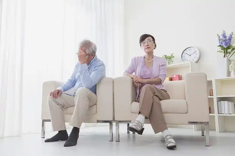 老年夫妻吵架图片素材