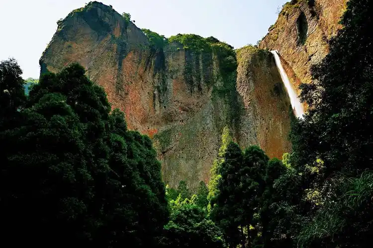 相传雁荡山的山顶有一水湖故称其雁荡山,山下有两个水坑即大龙湫和小