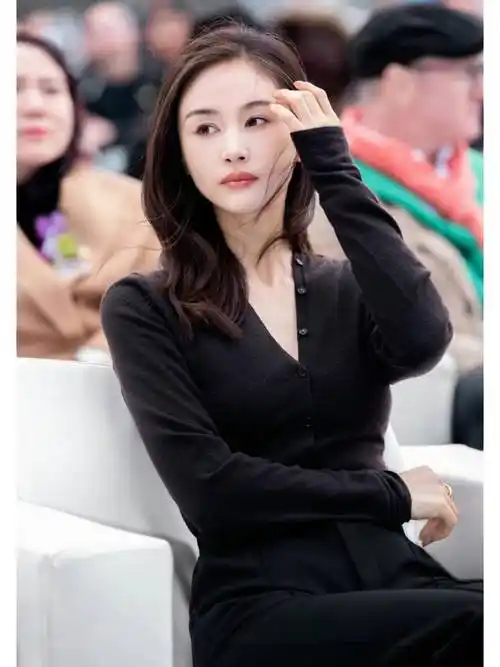 王子文单身后留了长发,穿打底衫 半身裙去看秀,38岁美出新高度