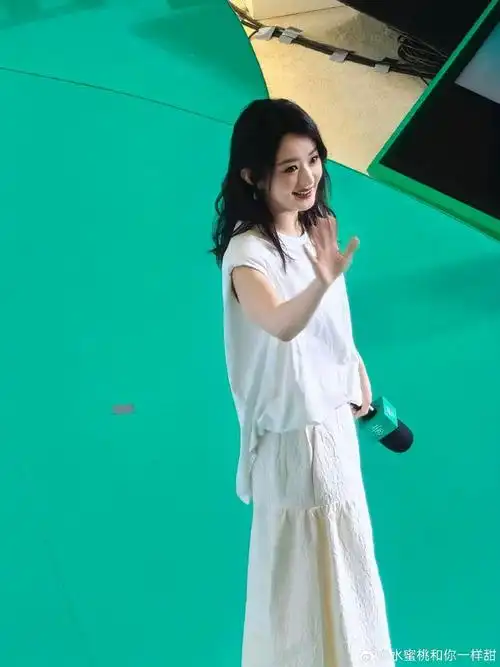 赵丽颖重庆活动##赵丽颖坎肩白衣##赵丽颖披发女友风