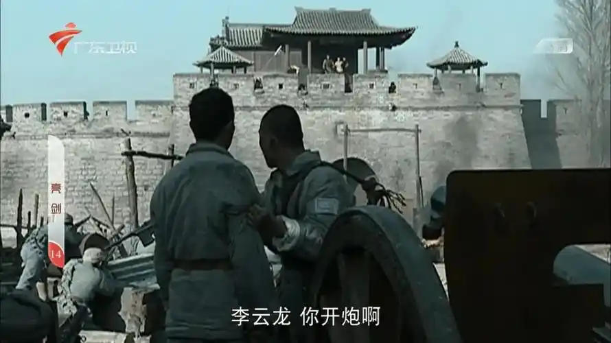 劫持为人质的秀琴,不顾自己的性命,面对难攻的李云龙,大喊"向我开枪"