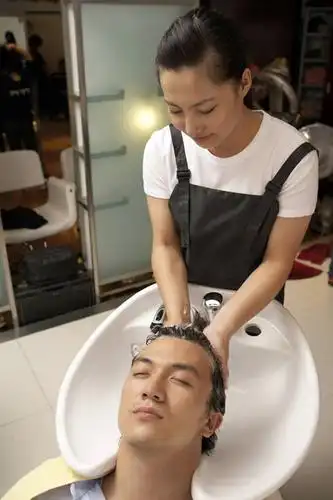 理发师给顾客洗头