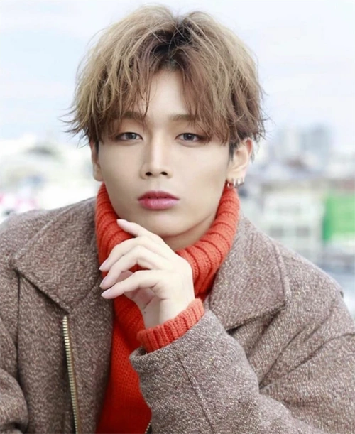 简单定位烫的发型,是烫发根的设计,对于发质细软的男生来说,再适合