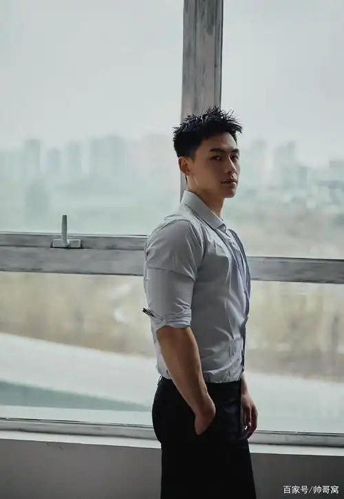 穿着个性时尚衬衫的90后男人,俊郎,帅气有气质,你喜欢正装控吗