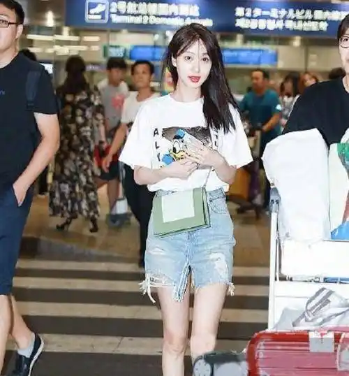 "敞开门"的牛仔短裤搭配白色短袖,李菲儿大秀精致五官!