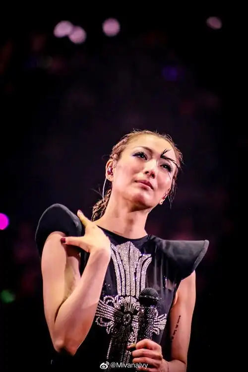 郑秀文演唱会中途哽咽落泪边哭边唱频频抹泪