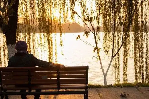 黄昏下一个人孤单的照片(7)_唯美图片