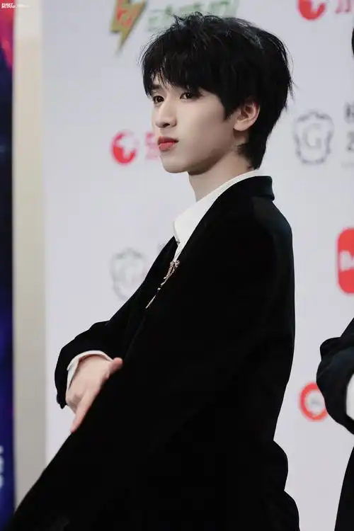 严浩翔西装鲨这不就是从小说中走出来的霸道总裁吗