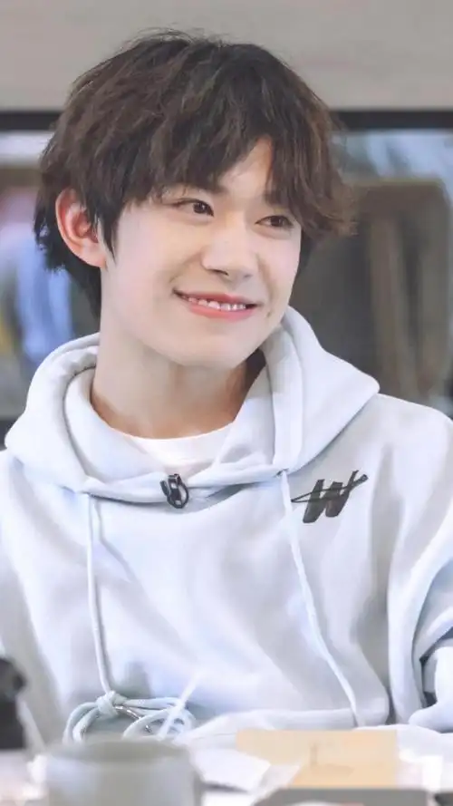 阳光男孩易烊千玺帅气休闲迷人写真,高清图片,手机锁屏桌面-壁纸族