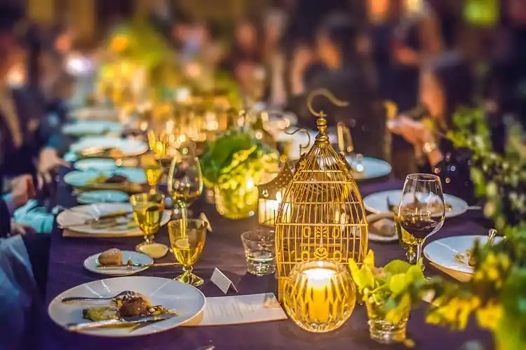 高端 晚宴 餐厅餐具 聚会 人群图片素材