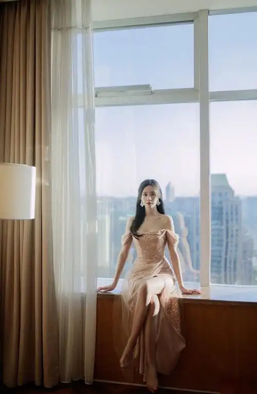 原创沈梦辰时尚衣品一级棒穿香槟色抹胸亮片裙优雅又不失性感