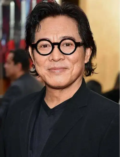 李连杰罕晒家庭照,59岁利智露面惹亮相,一脸老态啥情况?