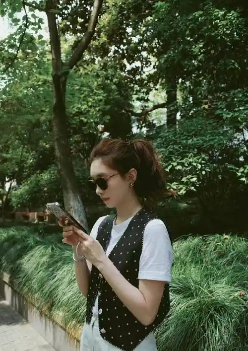 江疏影穿黑色马甲配白t和白色阔腿裤,精致时尚青春感满分_马尾_经典