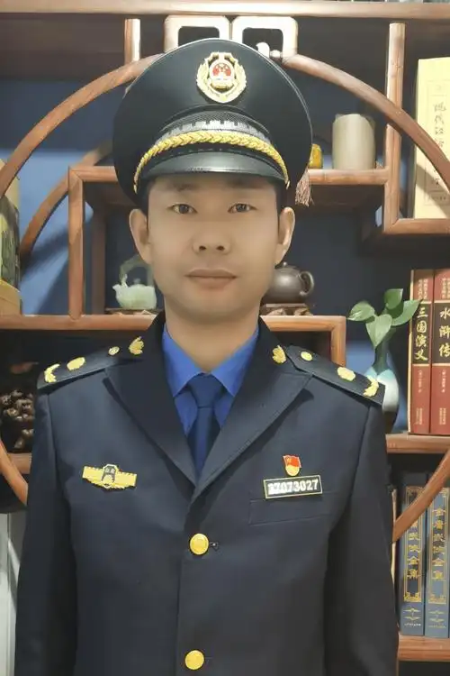 从一名武警战士成长为一名武警士官,再转变为一名综合执法局队员, 他